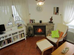 a living room with a fireplace and a fire place at Tres Hermanos CON PISCINA PRIVADA in Pelabravo