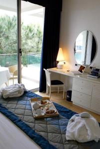 Un dormitorio con una cama con una bandeja de comida. en Hotel Luxor, en Rímini