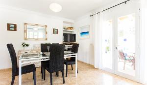 a dining room with a table and chairs at Can Content - Platja de Muro in Playa de Muro