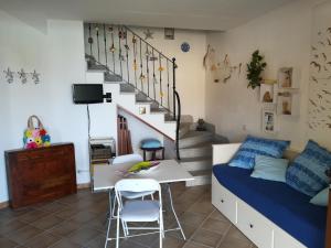 NebidaにあるAligia Chaletのベッドルーム1室(ベッド1台、テーブル、階段付)