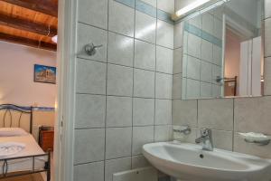 un bagno con lavandino e specchio di Tsiolis Studios & Apartments a Tsilivi Altre 21 foto
