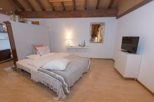 A bed or beds in a room at BnB Alpenblick