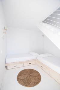 A bed or beds in a room at Akassa Alojamientos Bioclimaticos en las Hurdes