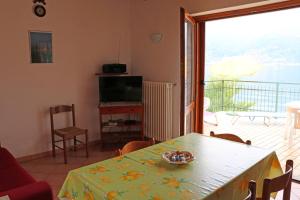 a living room with a table and a television at Casa al Lago Trentuno B in Zenna