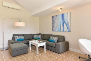 A seating area at The Secret Garden Holiday Home
