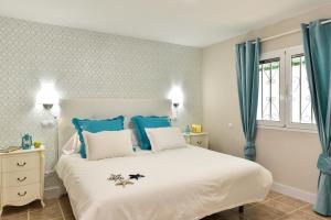 A bed or beds in a room at The Secret Garden Holiday Home
