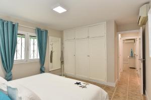 A bed or beds in a room at The Secret Garden Holiday Home