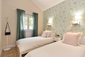 A bed or beds in a room at The Secret Garden Holiday Home Még 30 kép