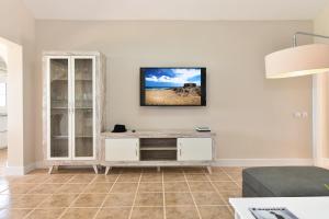 A television and/or entertainment centre at The Secret Garden Holiday Home