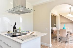 A kitchen or kitchenette at The Secret Garden Holiday Home