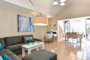 A seating area at The Secret Garden Holiday Home