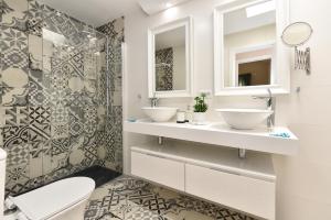 A bathroom at The Secret Garden Holiday Home