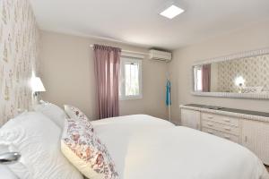 A bed or beds in a room at The Secret Garden Holiday Home