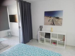 sypialnia z łóżkiem i białą szafką w obiekcie Large Loft Sueño Azul ocean view w mieście Callao Salvaje