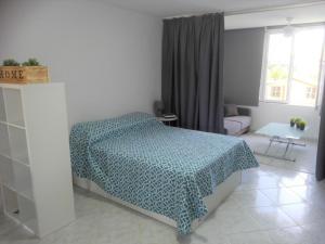 カジャオ・サルバヘにあるLarge Loft Sueño Azul ocean viewのベッドルーム1室(青い毛布付きのベッド1台付)