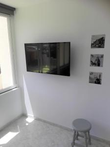 TV a/nebo společenská místnost v ubytování Large Loft Sueño Azul ocean view