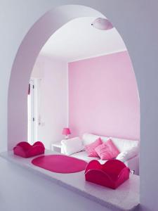 アグローポリにあるVilla Milena Apartments & Roomsの白いベッドルーム(赤い枕の大型ベッド付)