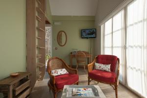 a living room with two chairs and a table at Domein Het Weiland in Damme