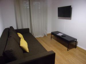 アルマダにあるCasa do Pedro - Lisbon South Bayのソファとコーヒーテーブルのあるリビングルーム