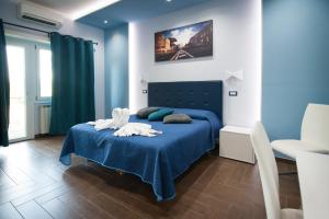 - une chambre bleue avec un lit et une couverture bleue dans l'établissement World Wide Bed - Rome, à Rome
