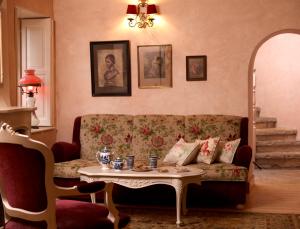 - un salon avec un canapé et une table dans l'établissement Amaryllis Boutique Guest House, à Áno Pediná