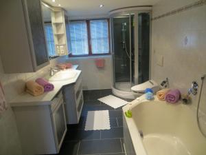 A bathroom at Gästehaus am Berg