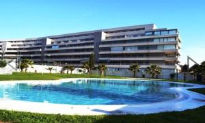 duży basen przed budynkiem w obiekcie Apartamento Lujo, Primera linea playa, Garaje, Wifi, Piscina climatizada w mieście Roquetas de Mar