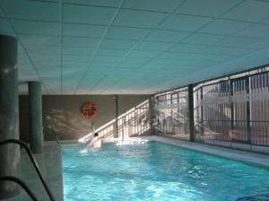 Basen w obiekcie Apartamento Lujo, Primera linea playa, Garaje, Wifi, Piscina climatizada lub w pobliżu
