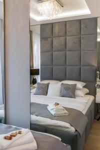 A bed or beds in a room at Crystal Luxury Apartments Rakowicka 22H