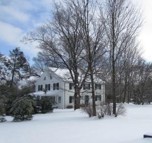 ein weißes Haus mit Bäumen im Schnee in der Unterkunft VacationHouse in Ulster Park
