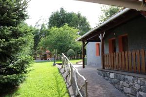 una cerca junto a una casa con un patio en Quinta do Lagar, en Santa Cruz