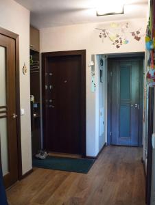 einen Flur mit zwei Türen in einem Zimmer in der Unterkunft Butterfly Apartment in Visaginas
