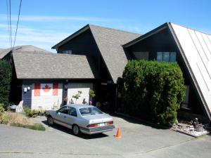 un coche aparcado en la entrada de una casa en Fireflies Bed & Breakfast, en Campbell River