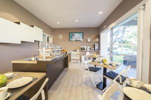a kitchen and dining room with tables and chairs at Anda e Rianda in Campi Bisenzio