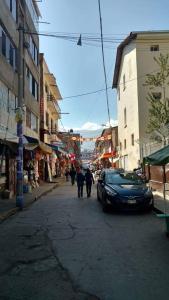 un coche negro aparcado en una calle en una ciudad en Hospedaje Centro, en Huancayo