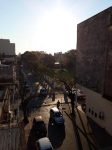 een stadsstraat met auto's geparkeerd op een parkeerplaats bij Depto. Centrico in Corrientes