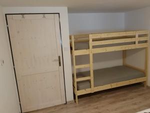 Poschodová posteľ alebo postele v izbe v ubytovaní Apartmán Zebra