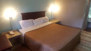En eller flere senge i et værelse på Rodeway Inn Jonesboro - Atlanta South + 10 billeder