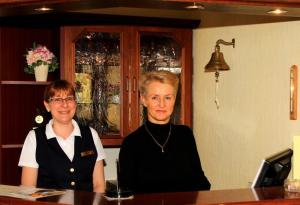 Dos mujeres sentadas en una mesa en un restaurante en Hotel Nienhäger Strand, en Ostseebad Nienhagen