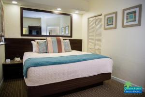 En eller flere senger på et rom på Crystal Beach Suites Miami Oceanfront Hotel