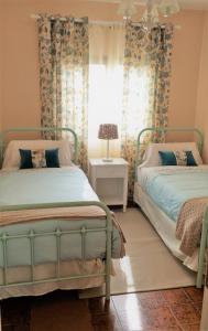 インヘニオにあるVilla Strelitzia Gran Canariaのベッド2台 窓付きのベッドルーム1室