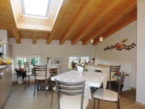 a dining room with a table and chairs at B&B La Casa di Rosa in Vago