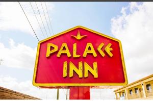 Vottorð, verðlaun, skilti eða annað skjal til sýnis á Palace Inn