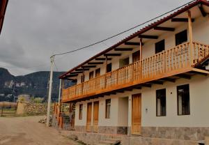un edificio con un balcón en el lateral. en Healthy Stay Gocta, en Cocachimba