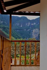 uma varanda com vista para uma montanha em Healthy Stay Gocta em Cocachimba
