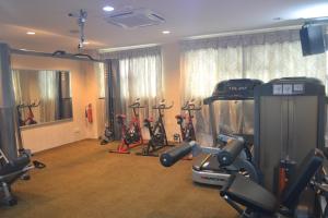 ein Fitnessstudio mit einem Haufen Heimtrainer in einem Raum in der Unterkunft Hotel DarulMakmur Jerantut in Jerantut