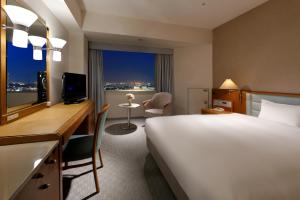 Postel nebo postele na pokoji v ubytování Miyako Hotel Amagasaki