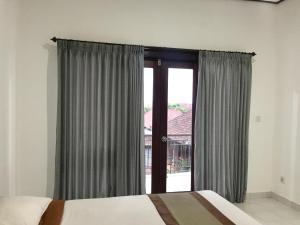 Postel nebo postele na pokoji v ubytování Taman Ratih Guest House