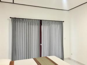 Postel nebo postele na pokoji v ubytování Taman Ratih Guest House
