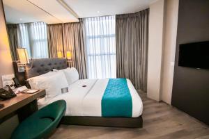 A bed or beds in a room at Hotel XYZ
